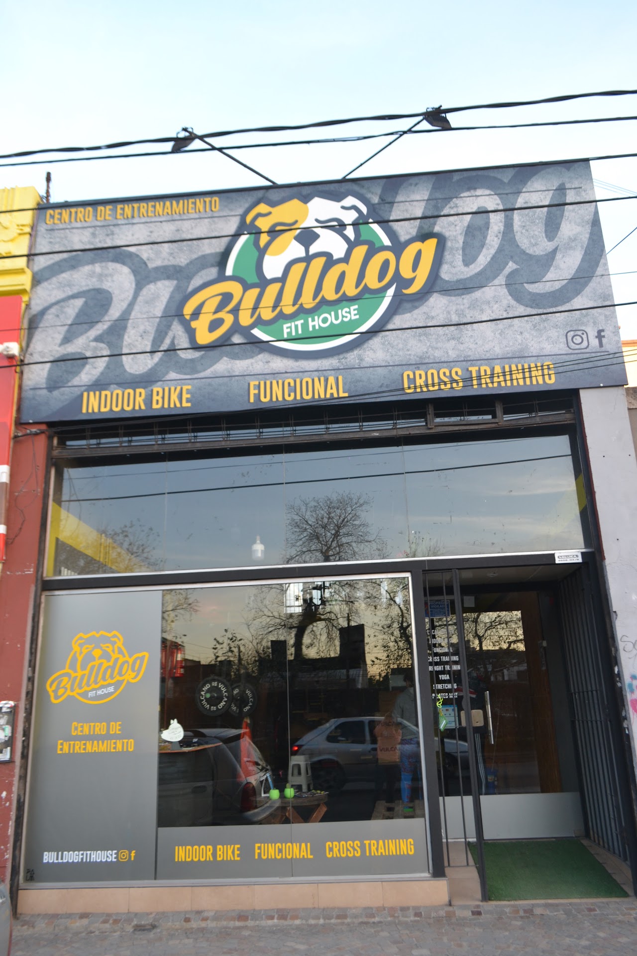 Fachada de Bulldog Fit House en Av. Rivadavia, Ituzaingó