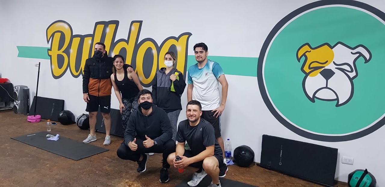 Grupo de alumnos entrenando en Bulldog Fit House